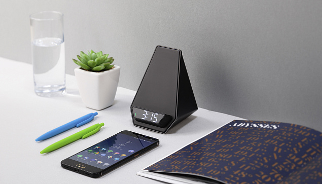 Настольные часы "Smart Pyramid" с bluetooth колонкой (3Вт) и беспроводным (15W) зарядным устройством, с подсветкой логотипа с логотипом в Новосибирске заказать по выгодной цене в кибермаркете AvroraStore